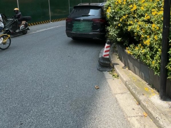 联华证券 人行道时有时无，窄处仅20厘米宽：上海市中心这条背街小巷何时拓宽？